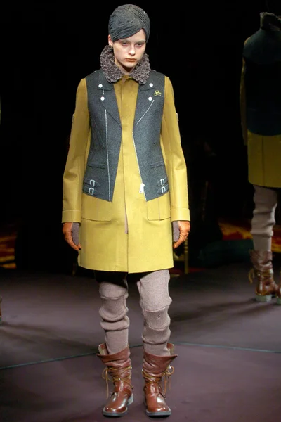 Look 16